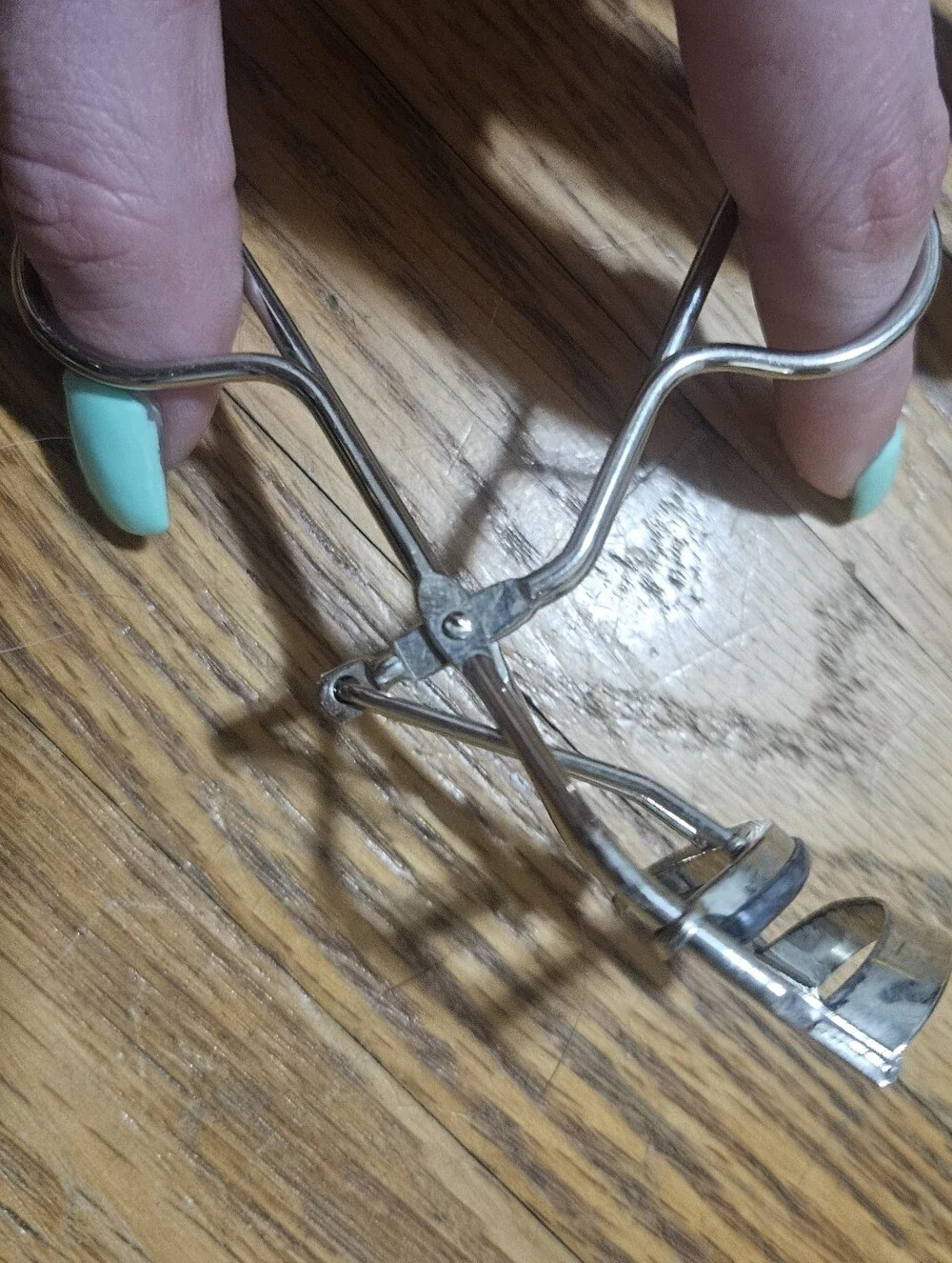 Eyelash Curler In Silver, Makeup Tool To Gentley Curl Natural Eyelashes